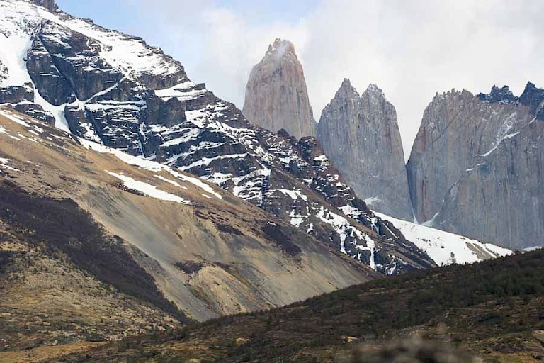 De Torres steken af tegen de blauwe lucht. NP Torres del Paine.