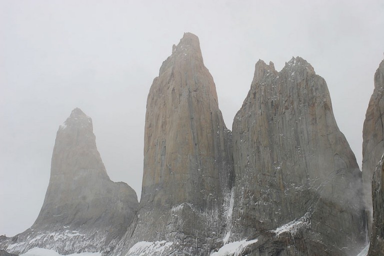 Na een steile klim aan de basis van de Torres. W-trekking in NP Torres del Paine.