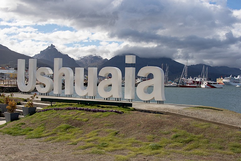 Uitzicht op het de haven van Ushuaia en het Beaglekanaal.