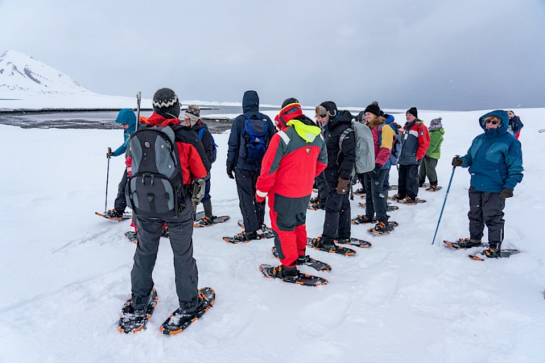Vroeg in het seizoen kunnen sneeuwschoenwandelingen gemaakt worden.