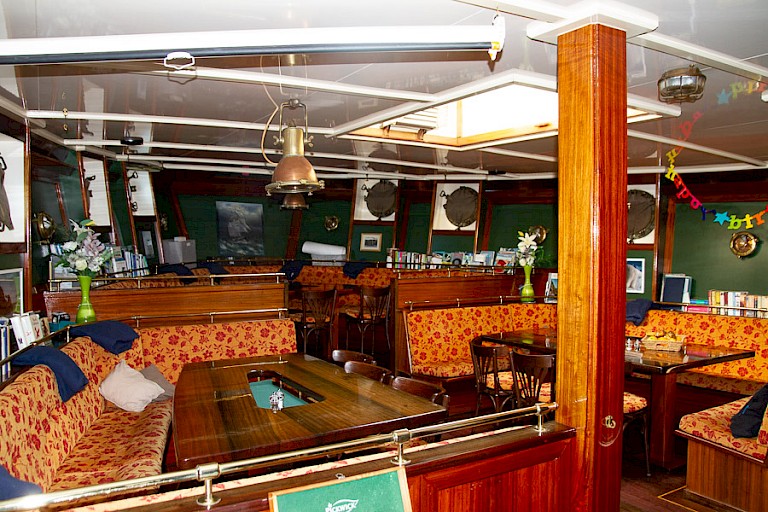 De salon is multifuntioneel van eetzaal tot ontmoetingsplaats.