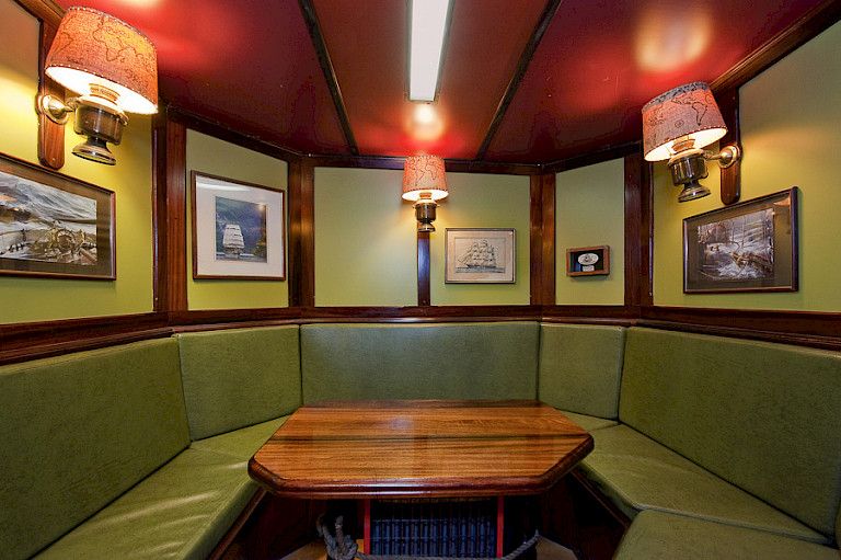 De "pokerhoek" in de salon.