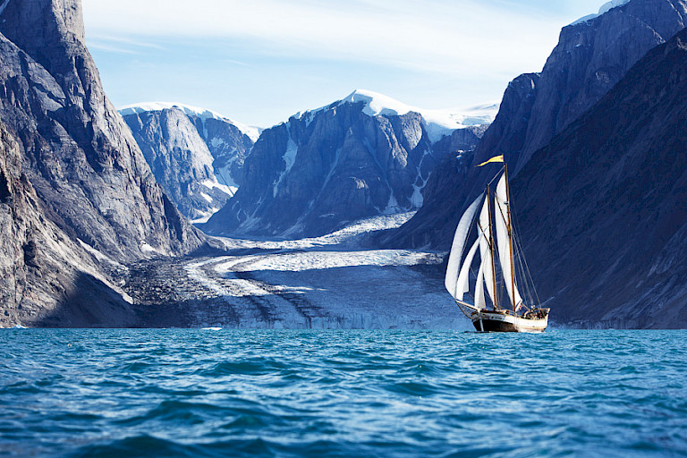 De Hildur zeilend door de Scoresby Sund.