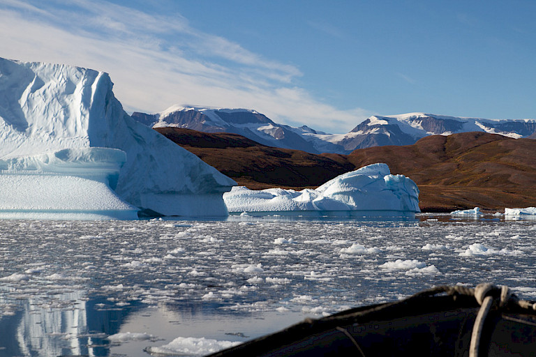 Tochtje door het ijs op aan land te gaan.
