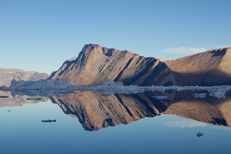 Diep in het fjordenstelsel kan het windstil zijn waardoor perfecte spiegelingen ontstaan.
