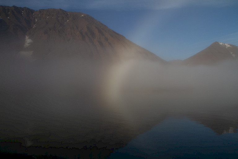 Mist achterin Romerfjord met een mistboog.