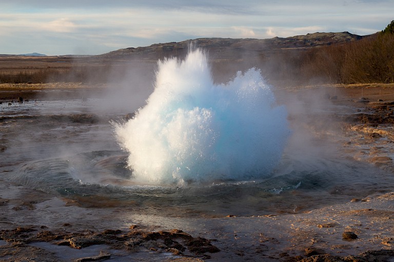 De geiser Strokkur begint te spuiten.