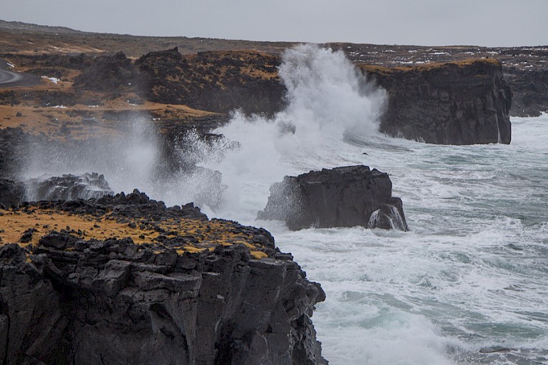 Golven breken op de punt van Snæfellsnes.