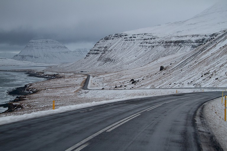 Winterse weg langs de Breiðafjörður.