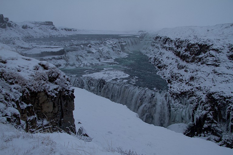 De deel bevroren Gullfoss.