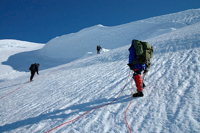 Het tweede gedeelte van de beklimming van de Beerenberg is steil en gaat over de gletsjer.