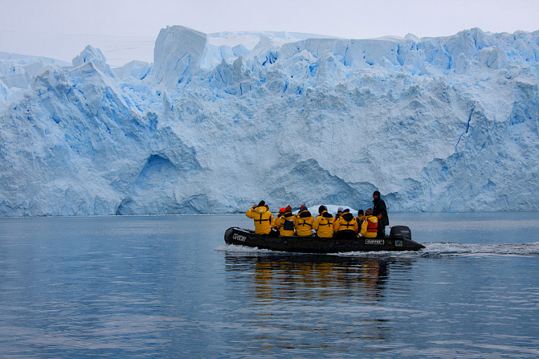 Zodiactocht langs een gletsjerfront.