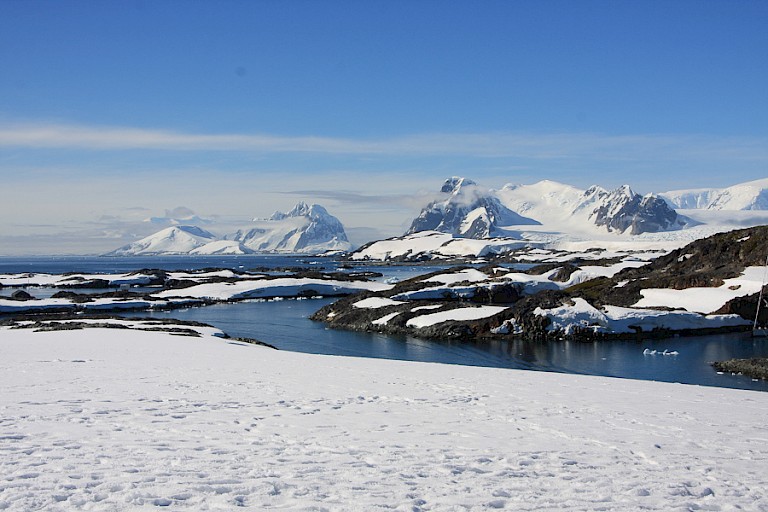 Prachtig uitzicht vanaf de heuvels vanaf het eiland Winter.