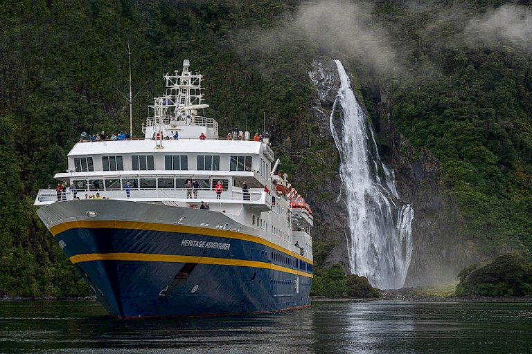 De Heritage Adventurer in de Fiordlands. Foto: Steve Bradley.