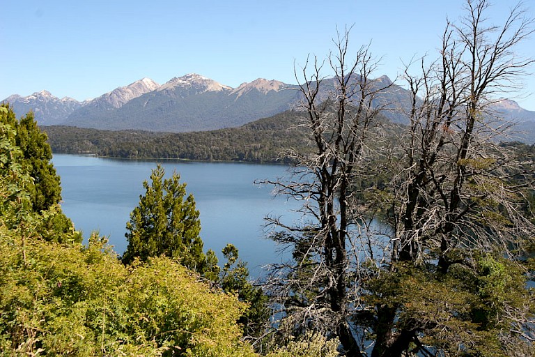 Een van de zeven meren die u tegenkomt op de route van Bariloche naar San Martin de los Andes.