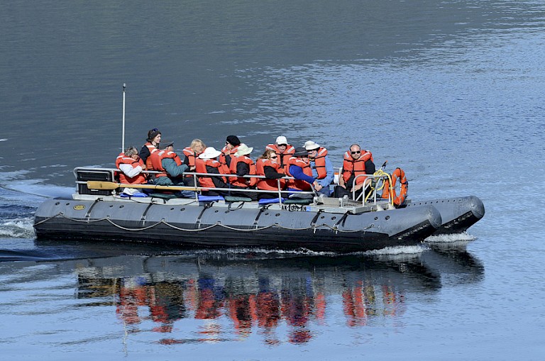 Met comfortable bootjes van het schip naar land.