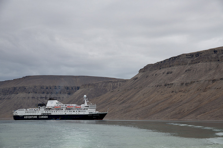 De Ocean Endeavour voor de kust van Dundas Harbour.