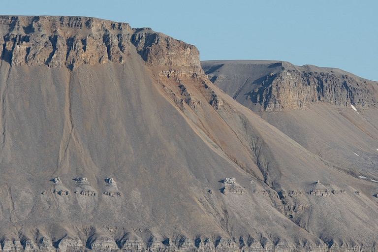 Typische klifranden van de bergen langs de noordzijde van de Diskobaai