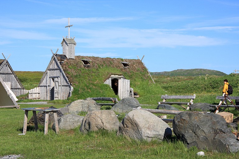 L' Anse aux Meadows. Replica's van de woningen van de Vikingen.