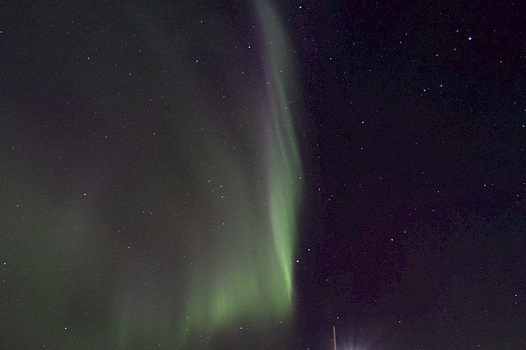 Noorderlicht (Aurora borealis) kan aan de nachtelijke hemel verschijnen.