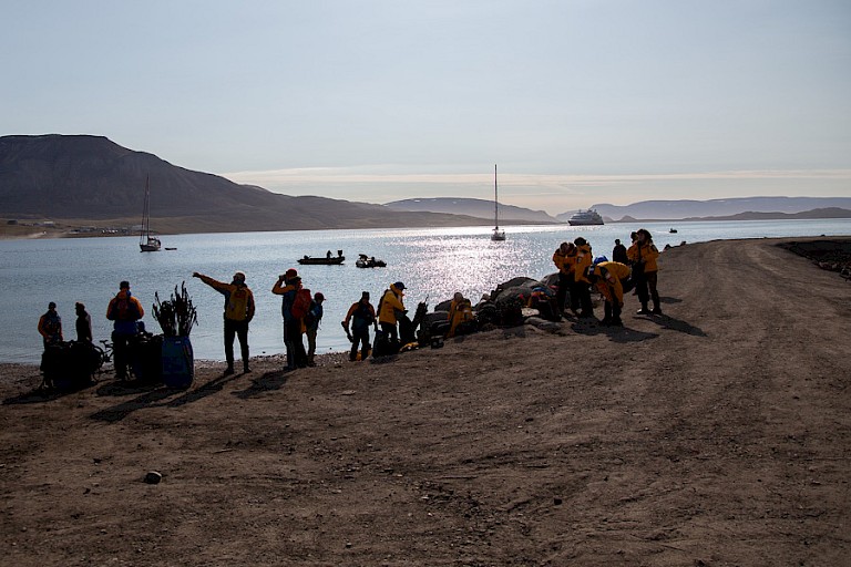 Landing bij Arctic Bay.