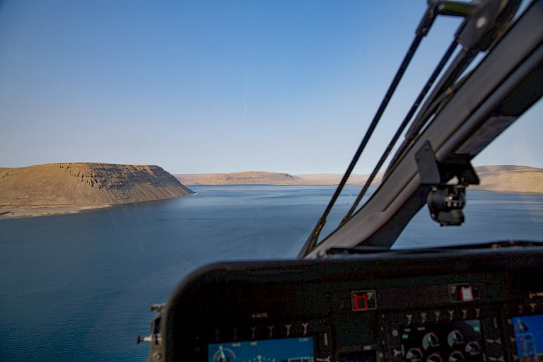 Vanuit de helikopter is pas te zien hoe weids het landschap is.