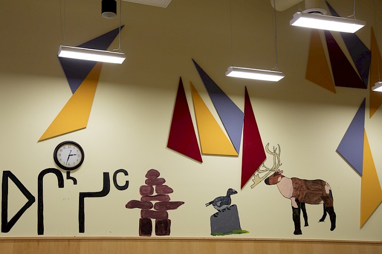 Decoraties in het gemeenschapshuis van Qikiqtarjuaq.