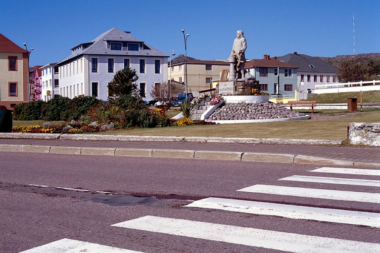 Straatje met standbeeld van een visser in St. Pierre.