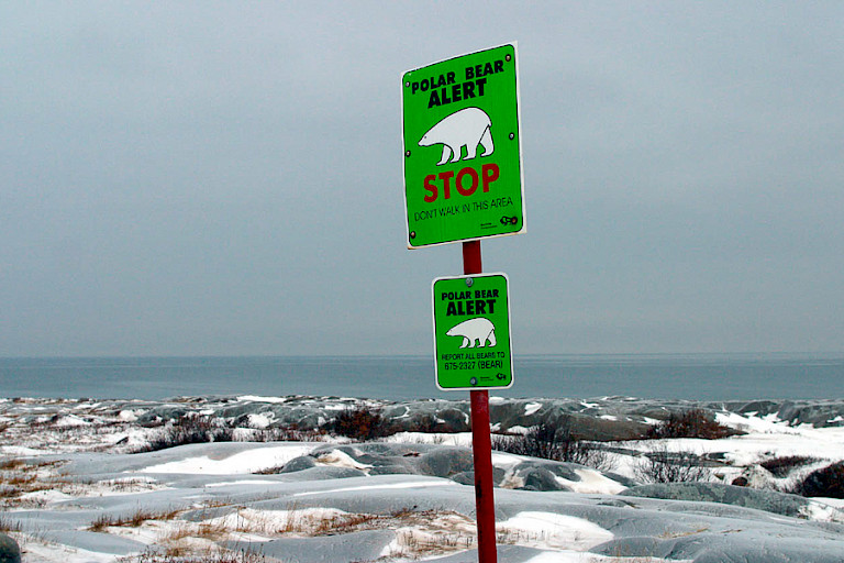 Het waarschuwingsbord bij Churchill voor ijsberengevaar.