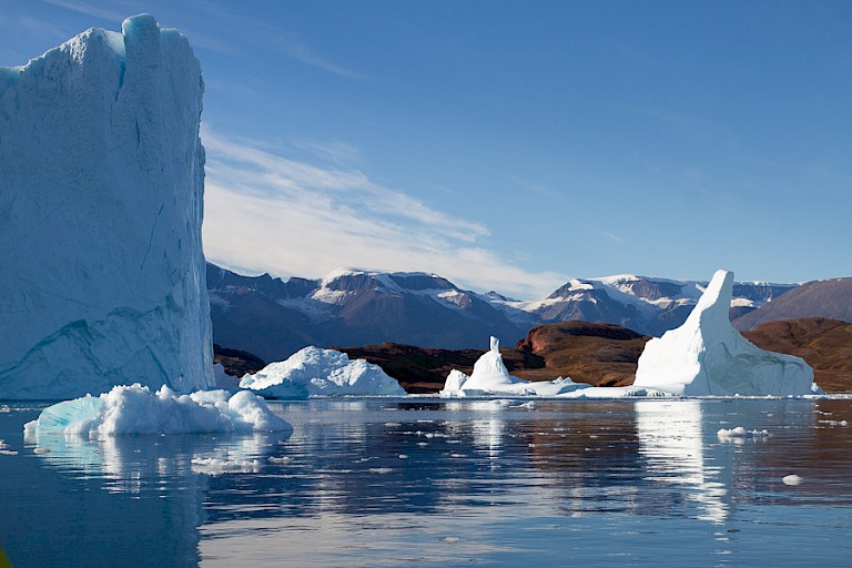 Enorme ijsbergen in de Scoresby Sund.