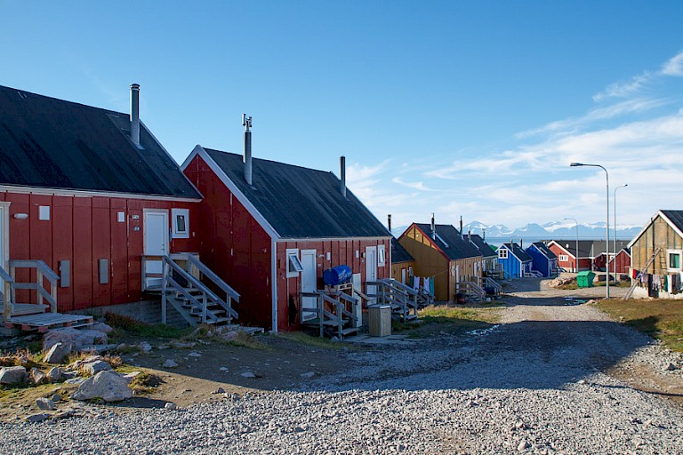 Straatje in Ittoqqortoormiit, Groenland.