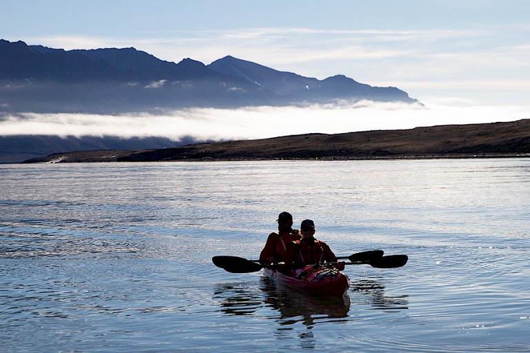 Kajakken in de fjorden geeft een extra dimensie aan de scheepsreis.