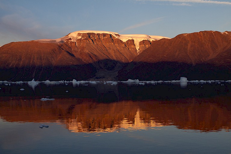 De bergketens van roodzandsteen in avondlicht.