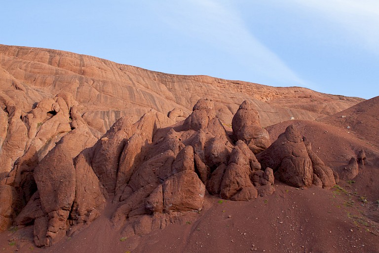 Bizarre vormen op de bergen van roodzandsteen.