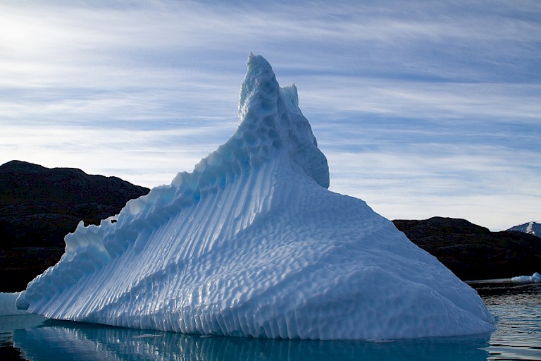 IJsberg met duidelijke verweringspatronen.