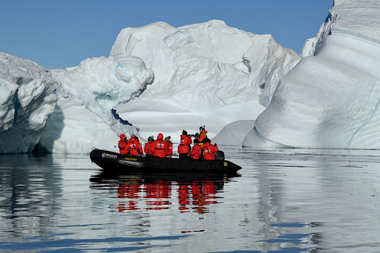 Met de zodiac langs de ijsbergen. Foto: Page Chichester.