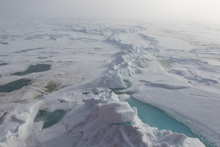 Een drukwal in het ijs van de noordpool.