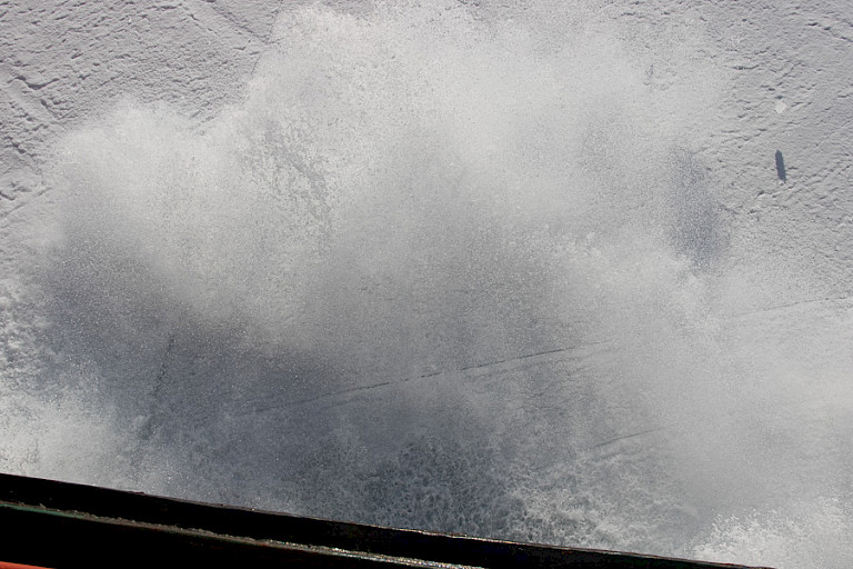 Met immense kracht spat het ijs onder de ijsbreker vandaan.