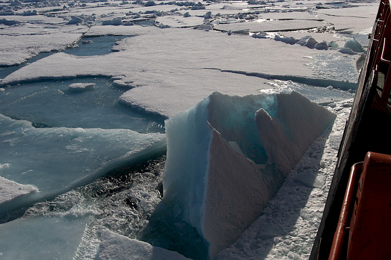 IJsbrokken van ongelooflijke afmetingen komen naast de ijsbreker omhoog.