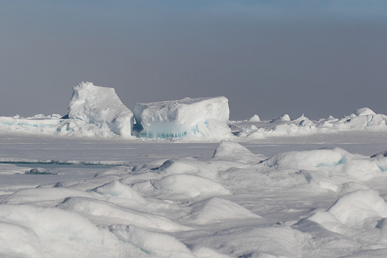 Het ijs in het noordpoolgebied is niet vlak: er zitten enorme ijsbrokken in.
