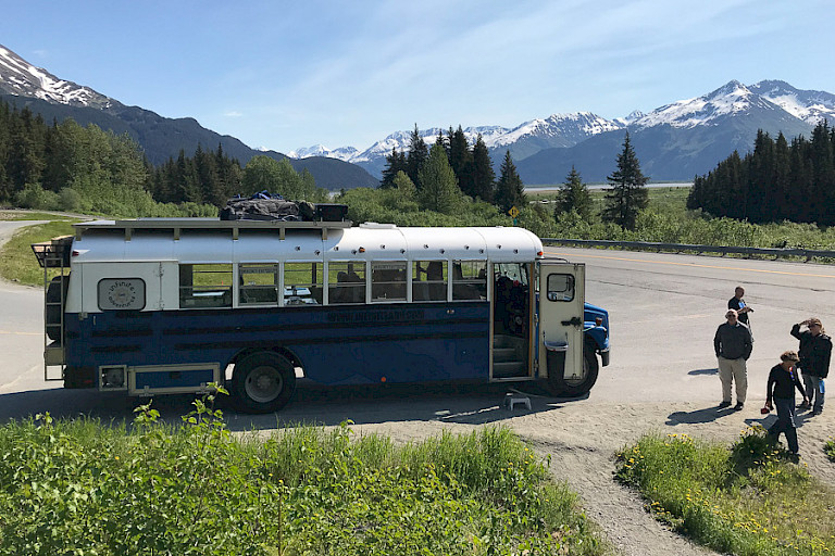 De bus waarmee de groep rondtrekt.