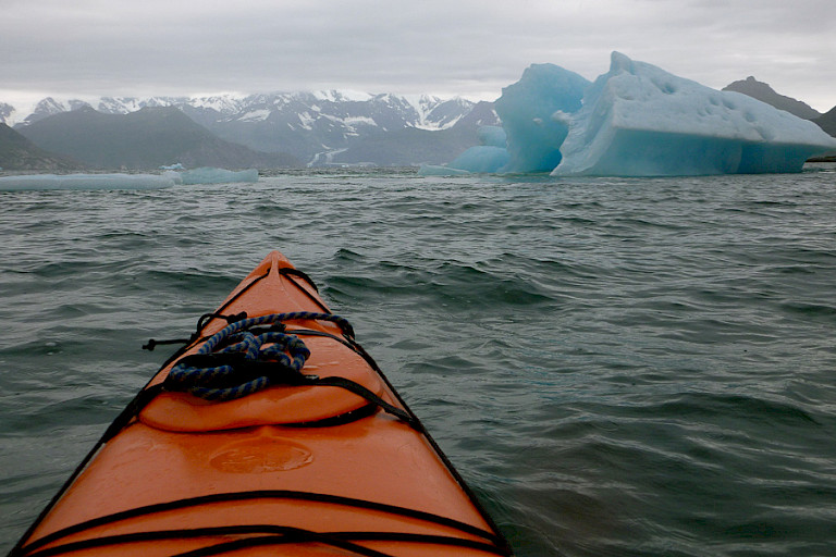 Kajakken tussen de ijsbergen, Adventure Camp bij Seldova.