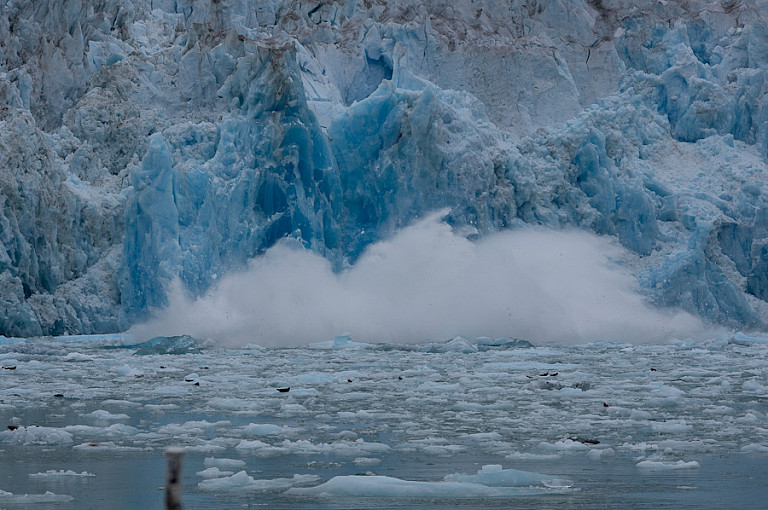 Afkalvende gletsjer in Glacier Bay, Inside Passage, Alaska.