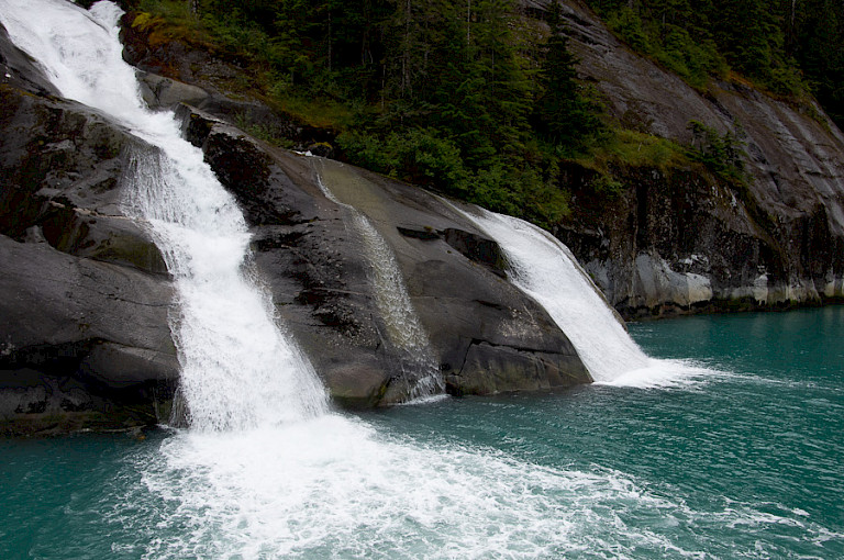 Watervallen in de Tracy Armfjord, Inside Passage, Alaska.