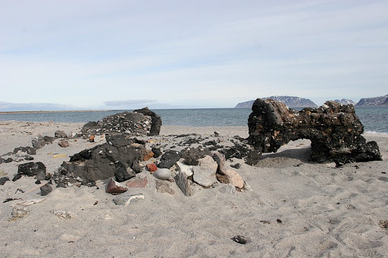 Overblijfselen traanovens van Smeerenburg, Spitsbergen.