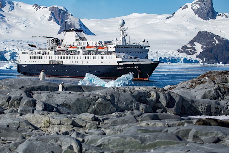 The Ocean Endeavour bij Antarctica