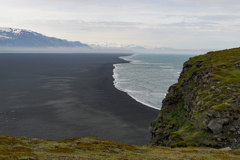 Zwart strand aan de zuidkust bij Vík.