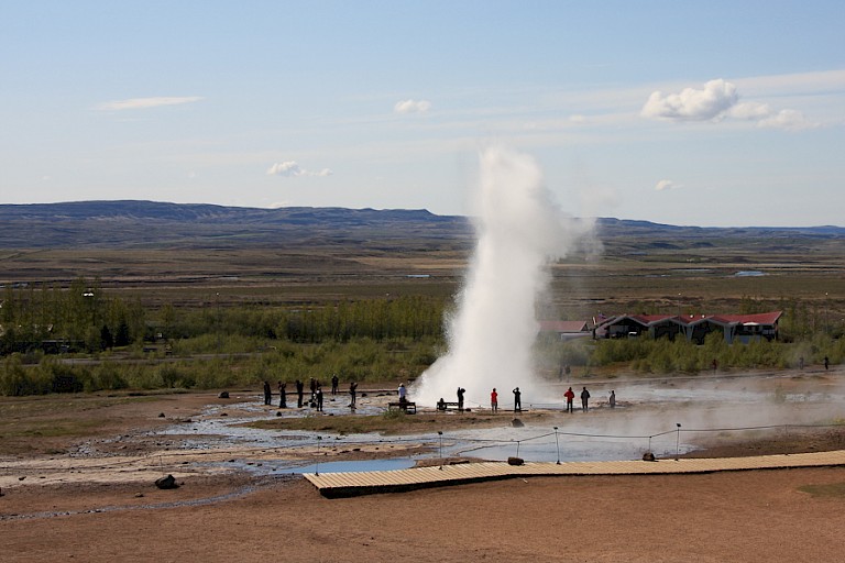 De stoomwolk die blijft hangen nadat de geiser omhoog gespoten is.