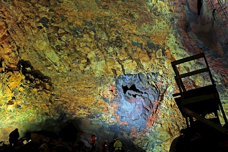 Een wandeling in Vatnshellirgrot op Snæfellsnes.