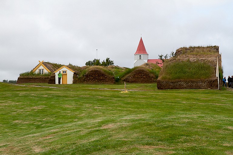 Traditionele turfhuizen en kerkje.